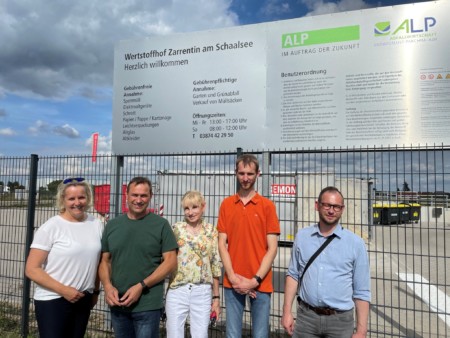Mitglieder der SPD-Fraktion Ludwigslust-Parchim vor dem Firmenschild auf dem Wertstoffhof in Zarrentin